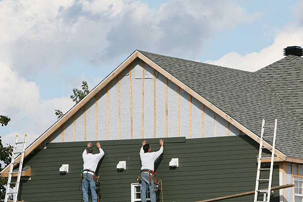 Professional Vinyl Siding technician working in Bainbridge, PA